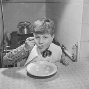 Junge isst Suppe mit Klößchen