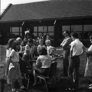 Tremsbüttel-Dorf: Gemeindezentrum: Mehrzweckhalle: Kinderfest: Kindergruppe an Spieletisch vor Halle:
