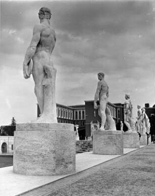 Rom. Foro Italico (1928/1936; E. Del Debbio, L. Moretti). Stadio dei Marmi. Statuengruppe