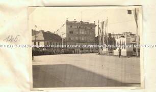 Aufmarsch der Wehrmacht und Publikum auf dem Plac Wolnosci (Freiheitsplatz)