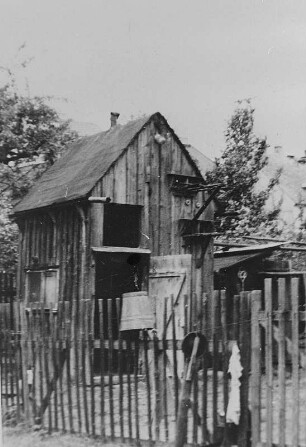 Der Holzschuppen/Taubenverschlag des Kleinbauern Otto Schreiter, in dem er zwischen 1933 und 1945 die Bündnisfahne mit der Aufschrift "Für das Bündnis der Arbeiter und Bauern" versteckt haben soll : Der Holzschuppen/Taubenverschlag des Kleinbauern Otto Schreiter in Großolbersdorf