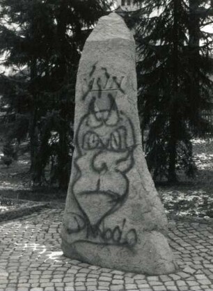 VVN-Denkmal (durch Graffiti entstellt) : VVN-Denkmal (durch Graffiti entstellt). Findling (ab 1945). Neustadt in Sachsen, Arthur-Richter-Park