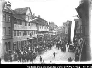 Durchmarsch von Soldaten durch die Lange Herzogstr. [ca. 1904] Enthält: Berittene Soldaten und mit Pferden bespannte Lafetten durchqueren die mit Fahnen geschmückte Lange Herzogstr., Zuschauer