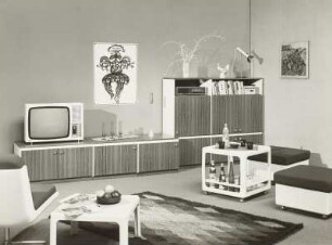 Flachstrecke : Wohnzimmermöbel. Flachstrecke der Anbauwand (1976; Möbelkombinat Nord (MKN)). Ansicht mit Hockern und Barwagen