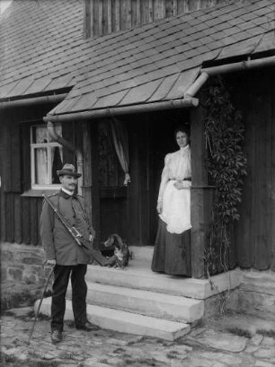 Förster mit Ehefrau und Hund - Haustür vom Försterhaus