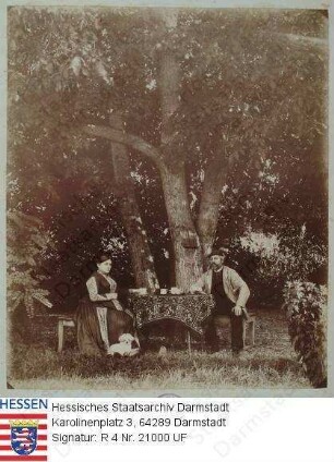 Schlitz gen. von Görtz, Emil Graf v. (1851-1914) / Porträt mit Ehefrau Sophie geb. Cavalcanti de Albuquerque de Villeneuve (1858-1902), als Bauernpaar verkleidet im Garten unter einem Baum sitzend, Ganzfiguren