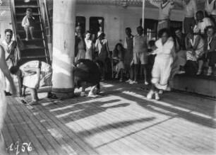 Freizeitbeschäftigung : Männer und Frauen spielen auf dem Zwischendeck eines Schiffes