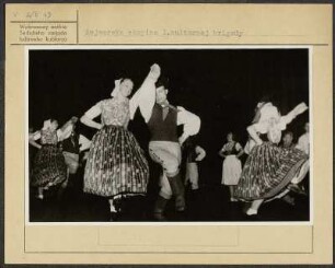 Tanzgruppe des Sorbischen Jugendensembles der Sorbischen Oberschule Bautzen. : Rejwarska skupina prěnjeje serbskeje kulturneje brigady.
