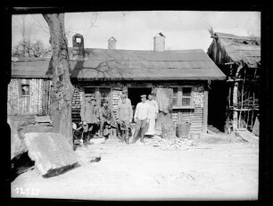 Soldaten vor Holzhaus (Gruppenbild)