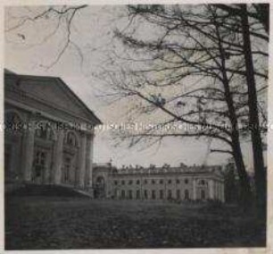 Wehrmachtssoldaten, Im Park des Katharinenpalastes in Zarskoje Selo liegt das Alexanderpalais