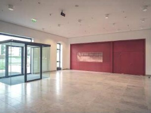 Foyer mit Garderobe vor Vortragssaal (Nordriegel, 1. Etage)