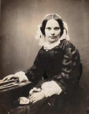 Porträt einer Frau mit Buch