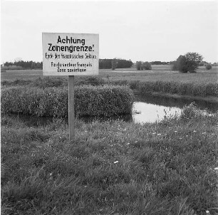 Berlin-Lübars. Wiese mit Verbotsschild "Achtung Zonengrenze! Ende des französischen Sektors. Fin du secteur français. Zone savietique" (Serie "Schilder und Plakate")