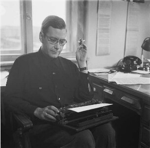 Portraitserie Friedrich Luft : Berlin. Portrait des Theaterkirtikers Friedrich Luft (24.08.1911-24.12.1990)