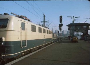 Stuttgart Hbf. Gleis 3 Ausfahrt Lok 141 304