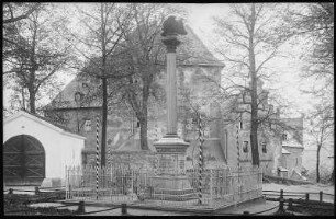 Wolkenstein. Kriegerdenkmal und Schloss