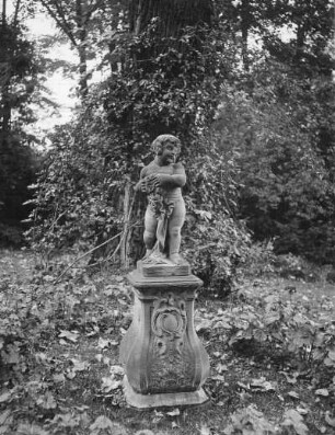 Putto (Allegorie des Frühlings) : Lichtenwalde, Schlosspark, Putto, eine Allegorie des Frühings im Mittelgarten