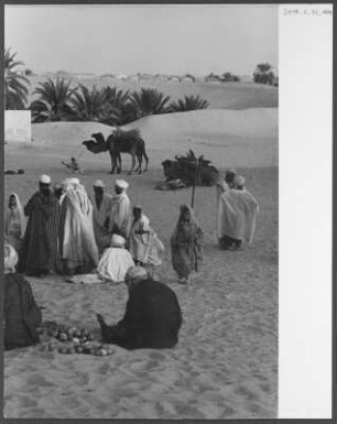 Abenddämmerung in Taibet : Einwohner der Stadt Taibet in der algerischen Souf-Region bei Abenddämmerung