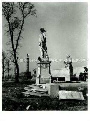Denkmäler zur preußischen Geschichte im abgeholzten Tiergarten, Statue Friedrich des II, im Hintergrund die Siegessäule
