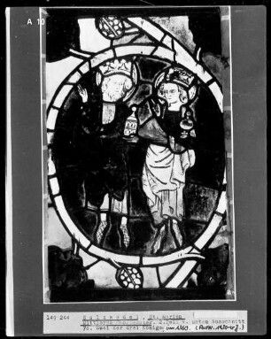 Mittleres Chorfenster mit Szenen aus dem Leben Jesu und Königs- und Prophetenreihe — Linke Fensterbahn mit Szenen aus Kindheit und Jugend Christi — Zwei der heiligen drei Könige