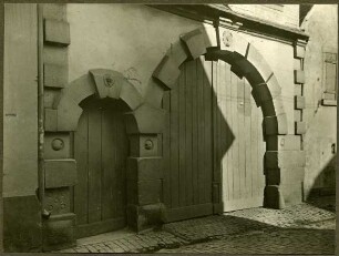 Haus Nr. 66. Tor mit Engelsköpfchen am Schlußstein. Nebenpforte mit Löwenkopf