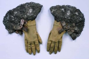 Handschuh, rechts / Rheingrafenkleid Augusts des Starken, bestehend aus Mantel, Wams, Hose, Paar Handschuhen