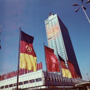 Hotel Stadt Berlin mit Schmuckelement zum IX. Parteitag der SED, Alexanderplatz, Berlin