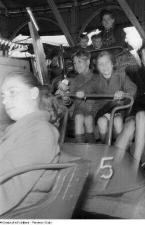 Achterbahnfahrt auf der Kleinmesse am Cottaweg