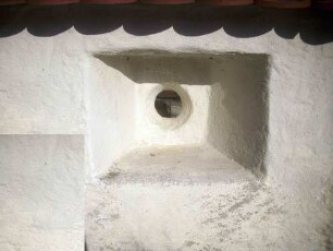 Halsbach-Kirchhofmauer im Osten-Schießkammer in Brusthöhe mit Kreisscharte (für Handbüchsen - 15 Jh) im Detail