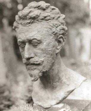 Grabmal des Malers Max Svabinský : Grabmal des Malers Max Svabinský. Stein, Metallguß (ab 1962). Büste. Vyšehrad, Friedhof Vyšehrad