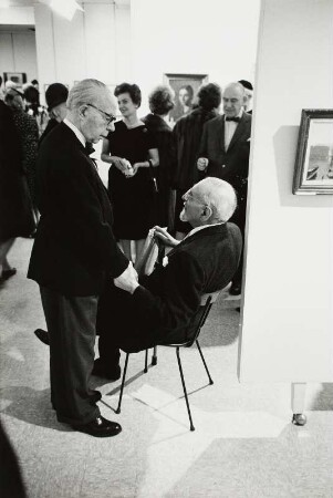 Besucher in der Ausstellung des Malers Eugen Spiro mit Eugen Spiro