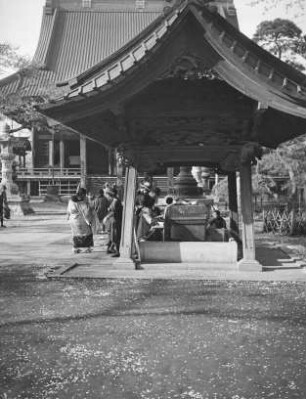 Brunnen zur Mund- und Handreinigung (Chōzuya oder Temizusha) des Ikegami Honmon-ji : Tokyo-Omori (heute Tokyo-Ōta). Ikegami Honmon-ji. Brunnen zur Mund- und Handreinigung (Chōzuya oder Temizusha)