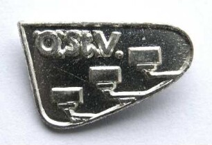 Leistungsabzeichen in Silber Österreichischer Stenografenverband (mit Broschennadel) : Sammlung Beinhorn. Leistungsabzeichen in Silber Österreichischer Stenografenverband (drei Schreibmaschinentasten und Aufschrift "Ö.St.V.", mit Broschennadel; rückseitig: Orth). Metall, versilbert; Maße 13,5 x 21 mm (nach 1951; F. Orth, Wien). Dresden: SLUB R c 0300