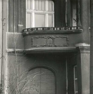 Cottbus. Berliner Straße 131. Wohnhaus (um 1910), Fenster und Balkon (2. und 3. Obergeschoss)