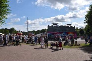 Bad Oldesloe: Kindervogelschießen: Exer, Blickrichtung Osten: Besucher vor Festplatz: 13. Juli 2023