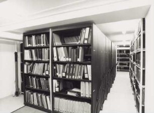 Sächsische Landesbibliothek - Staats- und Universitätsbibliothek Dresden. Zweigbibliothek Maschinenwesen, Teilbibliothek Werkstoffwissenschaft, Festkörpermechanik und Maschinenelemente. Magazin (Kellergeschoss) mit Hebelschubanlage und Regalen