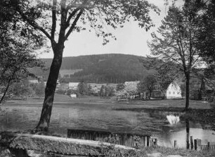 Cunewalde, Am Czorneboh : Cunewalde -Klipphausen. Bauernhöfe mit Umgebindehäusern über den Brett-Teich gesehen. Blick zum Czorneboh