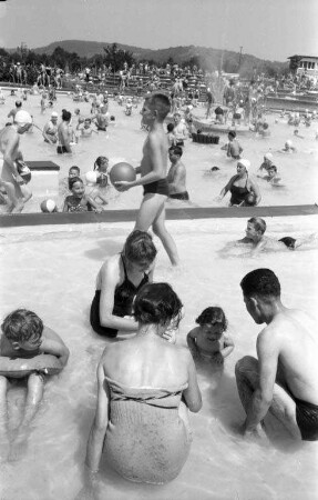 Badebetrieb im Durlacher Turmbergbad.