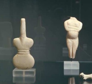 Violin-Idol und schwangeres Idol : Karlsruhe, Badisches Landesmuseum. Violin-Idol, Herkunft unbekannt, frühkykladisch I. Marmor, Höhe: 11,5cm, Inv.Nr. 65/48. Rechts: Schwangeres Idol. Frühkykladisch II, Spedos-Art, Marmor, Höhe: 10,7 cm, Inv.Nr. 71/30