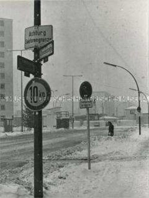 Grenzübergang an der West-Berliner Heinrich-Heine-Straße