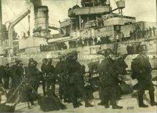 Deutsche Soldaten warten auf die Abfahrt zu den Aland-Inseln