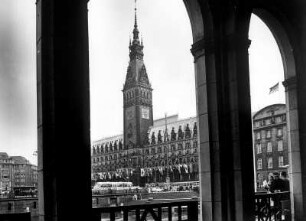 Hamburg-Altstadt. Blick von den Alsterarkaden zum Rathaus der Freien- und Hansestadt