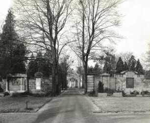 Dresden-Neustadt, Kannenhenkelweg. Nordfriedhof (Garnisonsfriedhof) (1902 angelegt). Allee mit Wandgrabmalen und Parentationshalle