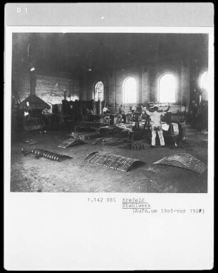 Arbeiter in einem Stahlwerk in Krefeld