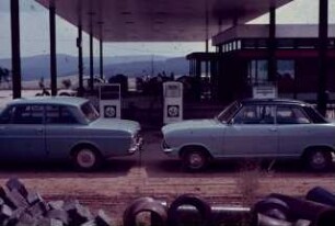 Tankstelle und Raststätte an der Autobahn: Tankstelle