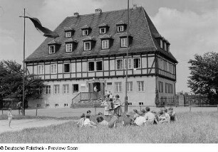 Kinder beim Musizieren vor der Jugendherberge
