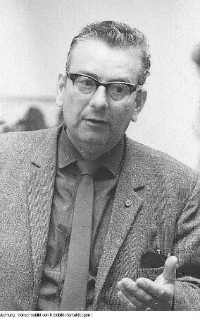 Paul Michaelis, Kunstmaler und Hochschullehrer in Dresden, während seiner Arbeit und im Gespräch mit dem Generaldirektor der Dresdner Museen, Max Seydewitz, 1962