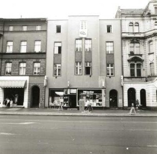 Cottbus, Karl-Liebknecht-Straße 12. Wohn-und Geschäftshaus (um 1960, Fassade). Straßenfront