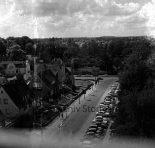 Bangertstraße: Blick vom Hochhaus [später Gebäude B] der Kreisverwaltung: vorn rechts und hinten Kurpark: rechts Parkflächen mit Pkws: links Einfamilienhäuser: dahinter Sülzberg mit Parkhotel und Haus des Handwerks