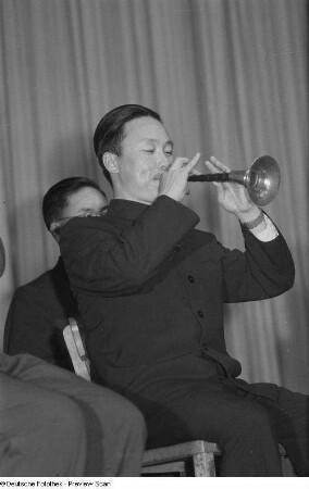 Ein Instrumentalist des chinesischen Jugend-Kunst-Ensembles spielt auf einer Suona